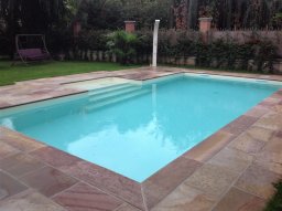 piscina rettangolare con skimmer
